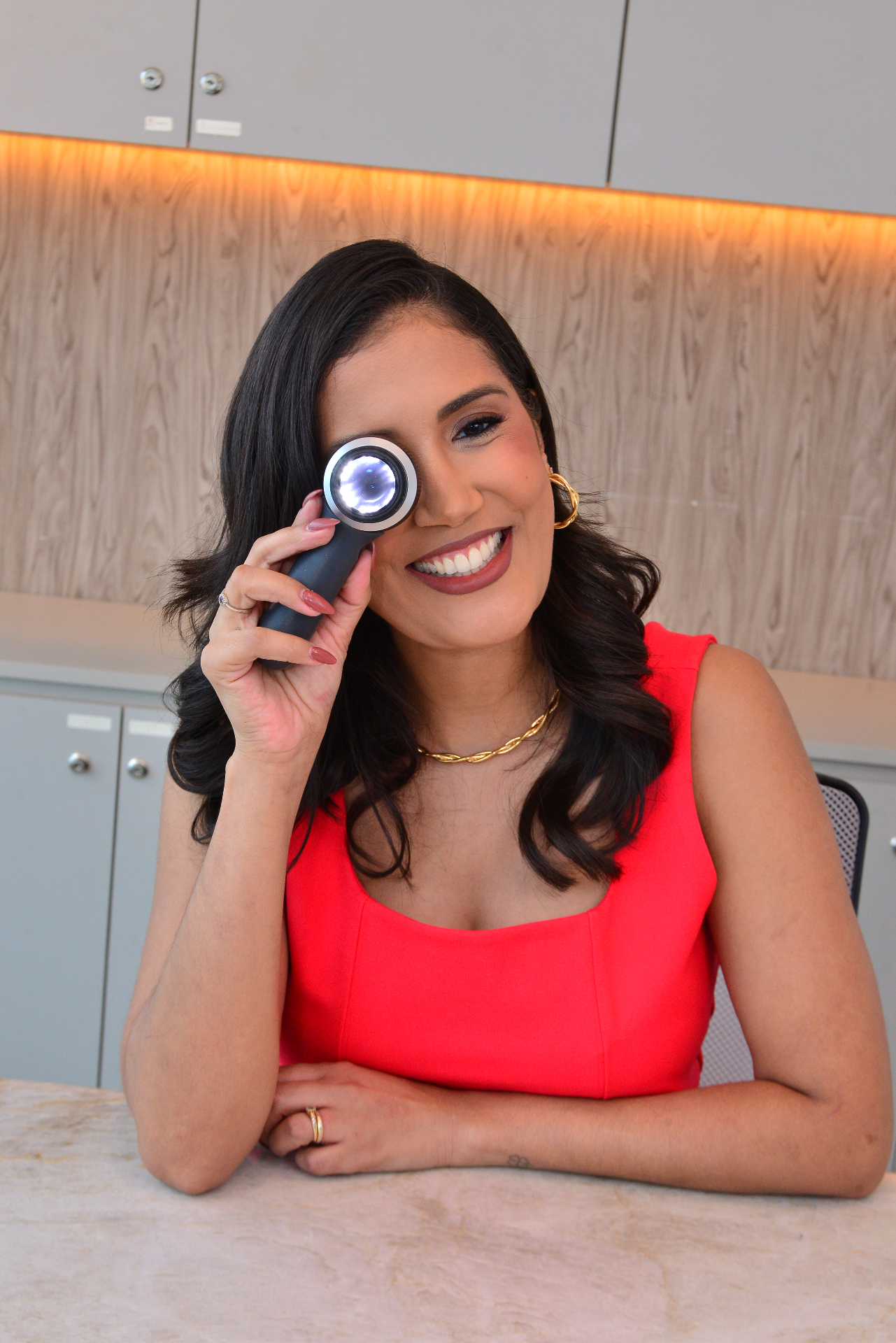 Dra. Thainá Santos com dermatoscópio