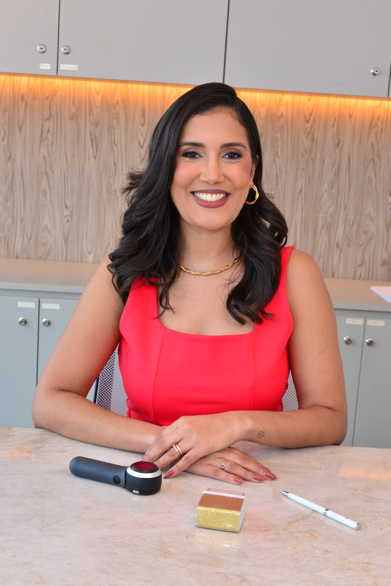 Dra. Thainá Santos, dermatologista em Recife, em consultório